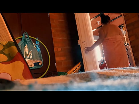 ❤️ Amcam beni duşa kadar takip ediyor, ben duş alırken beni sikiyor. Porno bizde ❌❤