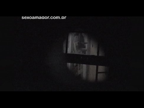 ❤️ Sarışın, içi boş tuğlaların arkasına gizlenmiş bir mahalle röntgencisi tarafından gizlice videoya alınır Porno bizde ❌❤